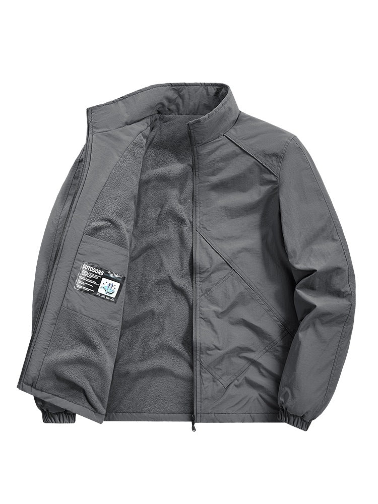 Zusammengefaltete leichte Herrenjacke, kompakt und ideal für Reisen, als Übergangsjacke.