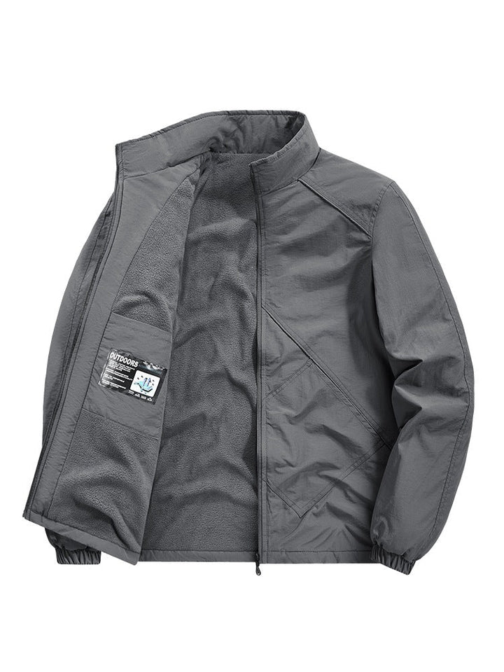 Zusammengefaltete leichte Herrenjacke, kompakt und ideal für Reisen, als Übergangsjacke.