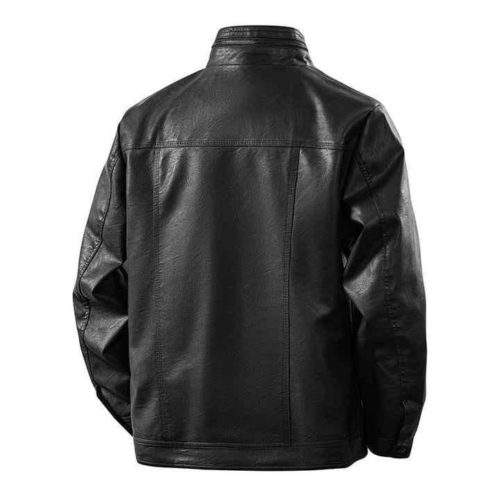 Mann trägt modische Herren-Übergangsjacke im Lederlook, sportlich-elegant. Ideal für Herbst & Frühling, Freizeit.
