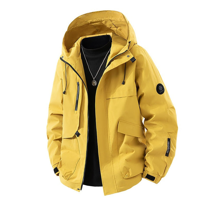 Robuste Herren Regenjacke mit Kapuze, winddicht und wasserabweisend, Schutz bei Sport & Freizeit.