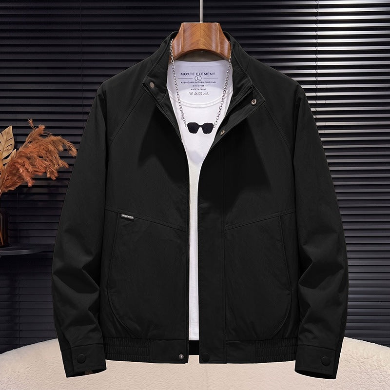 Sportliche grüne Herren Übergangsjacke, robust und leicht. Perfekt als Windjacke für Outdoor-Aktivitäten im Herbst.