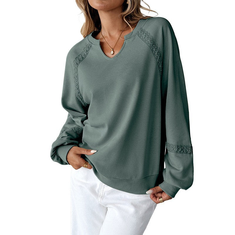 Stylisches Damen Sweatshirt in Schwarz, mit V-Notch, Spitzenapplikationen & voluminösen Ballonärmeln.