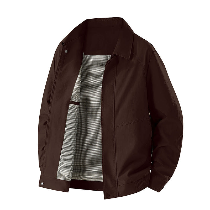 Detailansicht der modischen grauen Herren-Freizeitjacke, zeigt hochwertige Verarbeitung und Stofftextur.