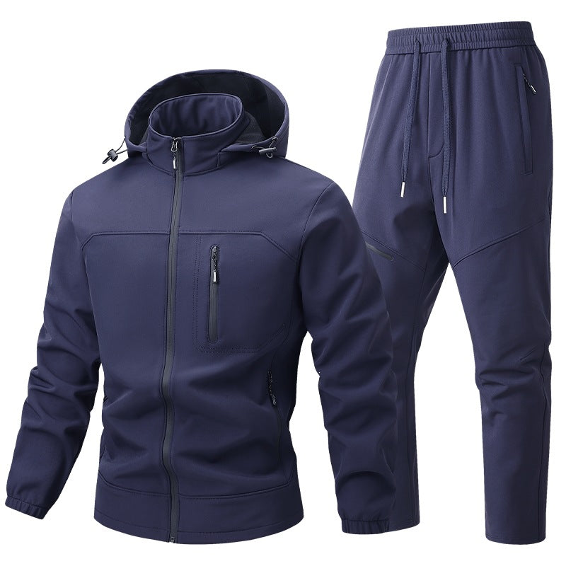 Moderner Herren Freizeitanzug aus atmungsaktivem Stoff, bestehend aus Kapuzenpullover & Jogginghose.