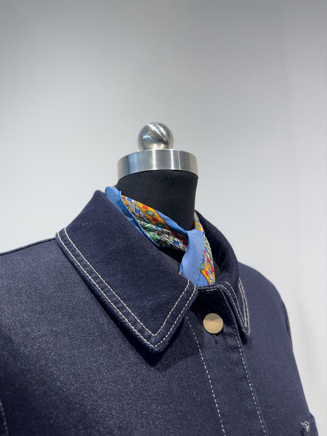 Damen Klassische Übergangsjacke in Indigo für Frühling & Herbst. Robuste Kurzjacke im zeitlosen Stil, vielseitig für Freizeit-Outfits.