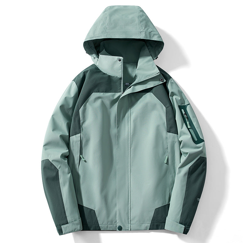 Mann trägt wasserdichte Herren Outdoorjacke beim Wandern, atmungsaktiver Windbreaker.