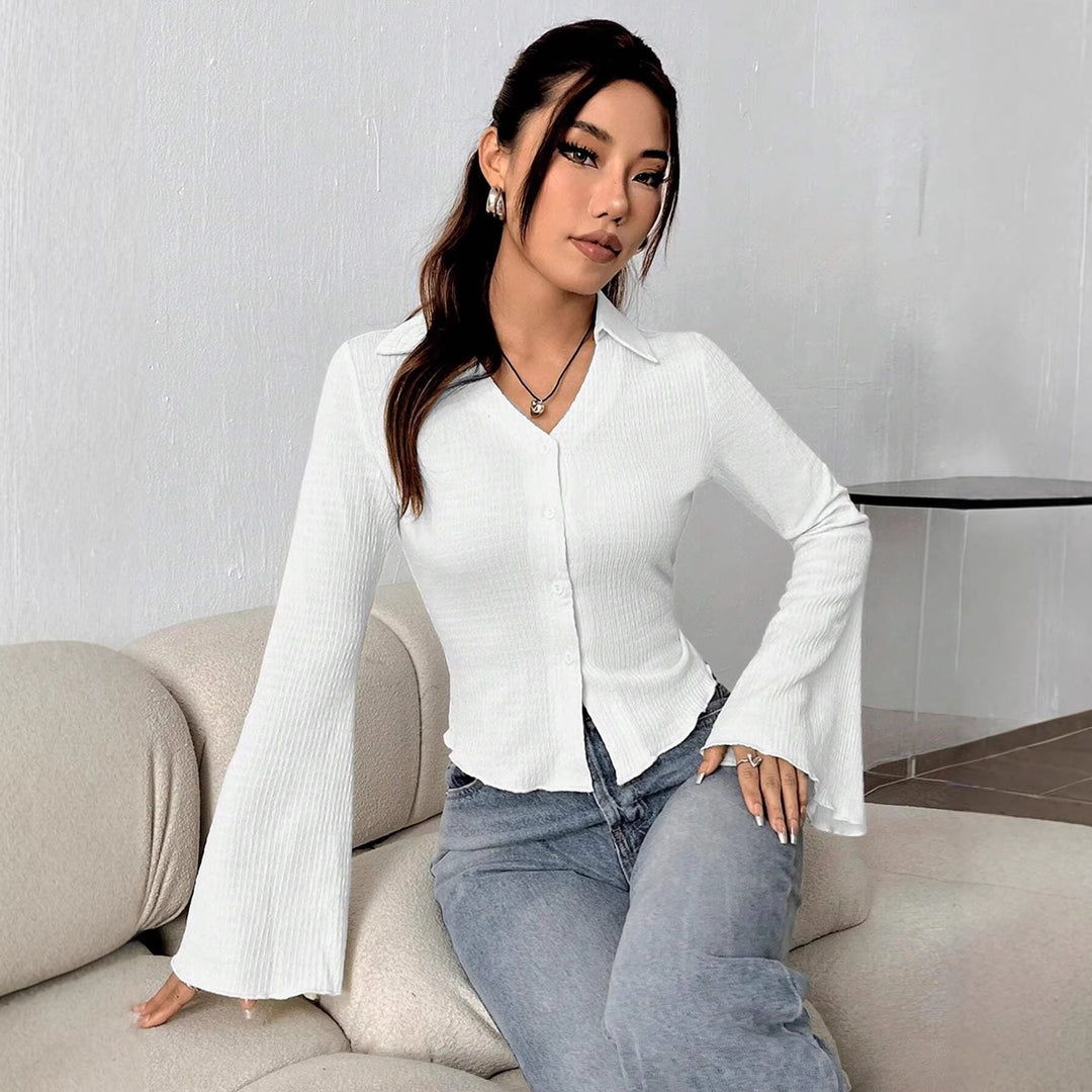 Femininer Rippstrick-Cardigan für Damen, tailliert geschnitten, mit Hemdkragen und eleganten Trompetenärmeln.