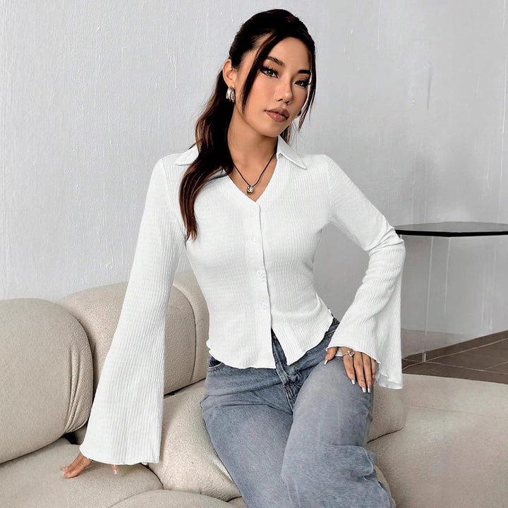 Femininer Rippstrick-Cardigan für Damen, tailliert geschnitten, mit Hemdkragen und eleganten Trompetenärmeln.