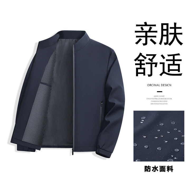 Nahaufnahme der modischen Herren-Freizeitjacke aus strapazierfähigem Stoff. Hochwertige Übergangsjacke.
