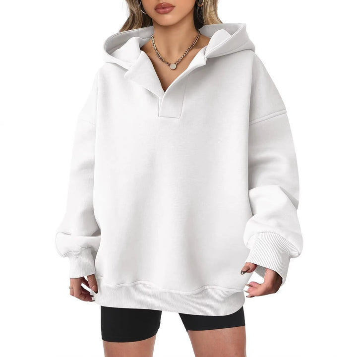 Entspannter Damen Kapuzenpullover Oversize mit tiefem V-Ausschnitt und gerippten Bündchen. Komfortabel.