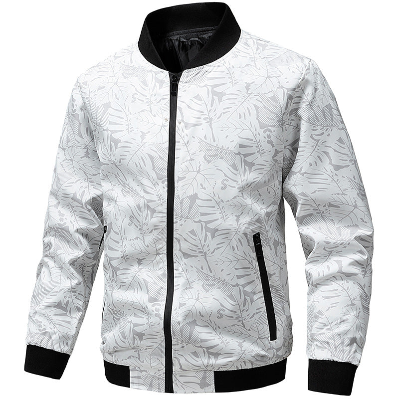 Stylische Herrenmode: Bomberjacke mit Blumenmuster, Stehkragen & Reißverschluss, modern & funktional.