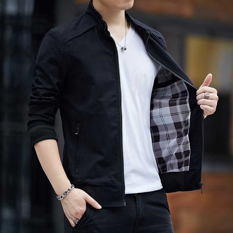 Moderne Freizeitjacke für Herren mit Stehkragen, akzentuiert den urbanen Stil für Outdoor & Freizeit.