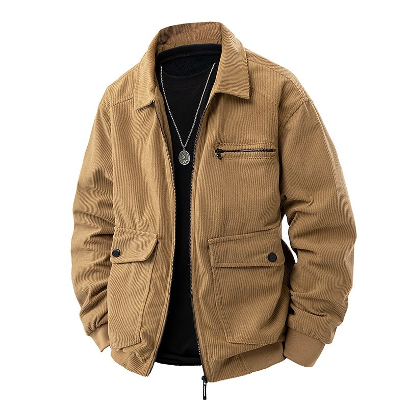 Herren Cordjacke in Braun für Herbsttage, stilvoll und warm, mit praktischen Brusttaschen.