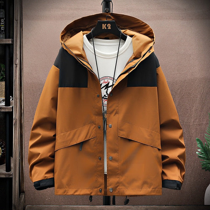 Stilvolle Herren Outdoorjacke, leicht und atmungsaktiv, mit Kapuze für Komfort und Schutz.