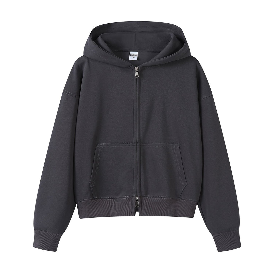 Model trägt eine weiche Damen Kapuzenjacke in trendigem Design für den Alltag.
