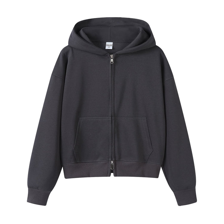 Model trägt eine weiche Damen Kapuzenjacke in trendigem Design für den Alltag.
