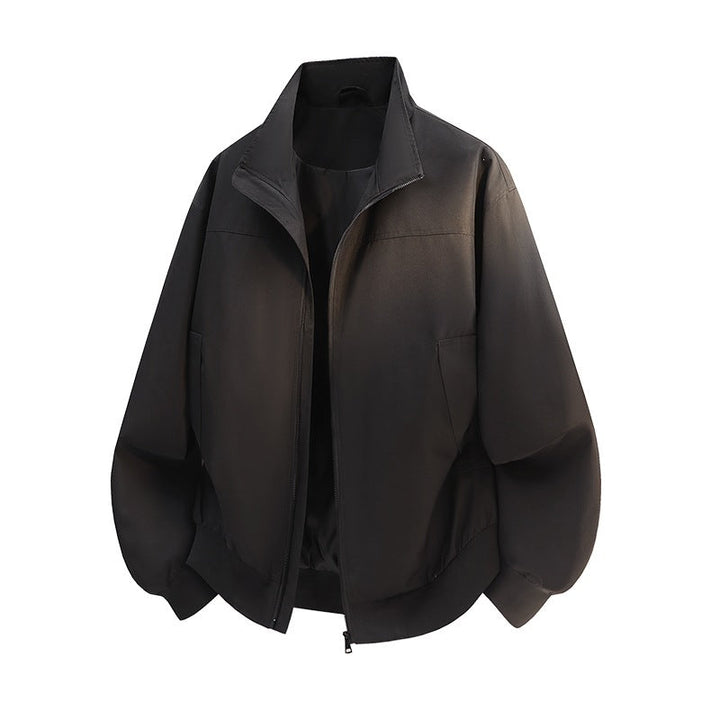Aktiver Mann in moderner Herren Sportjacke beim Spaziergang. Perfekte Outdoor- und Freizeitjacke.