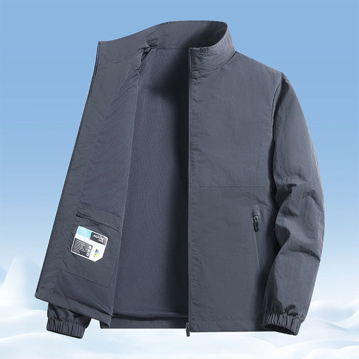 Sportliche Übergangsjacke für Herren, perfekt zum Wandern & Joggen, atmungsaktiv & komfortabel.