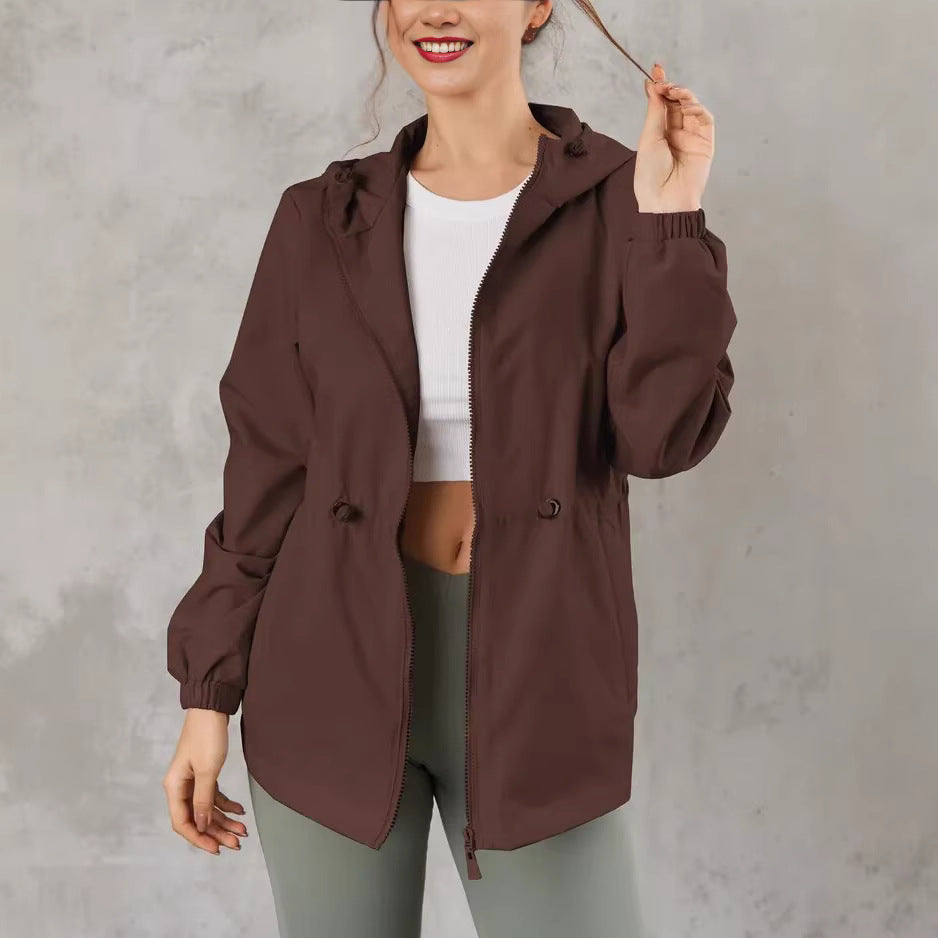 Sportliche Damen Outdoorjacke mit Kapuze, ideal für Wandern und Freizeitaktivitäten.
