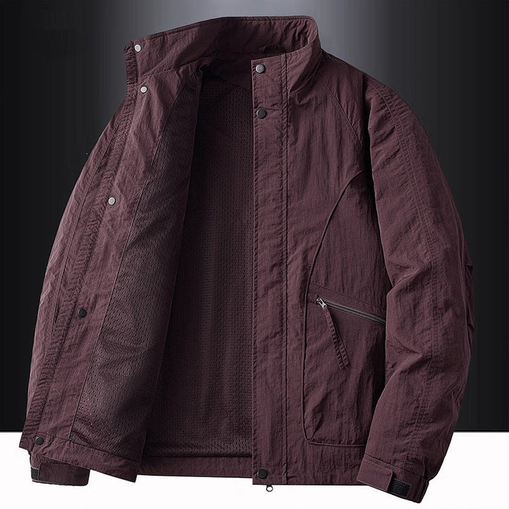 Olivgrüne Herren Sportjacke, funktional & leicht. Atmungsaktiv und wasserabweisend für Outdoor-Abenteuer.
