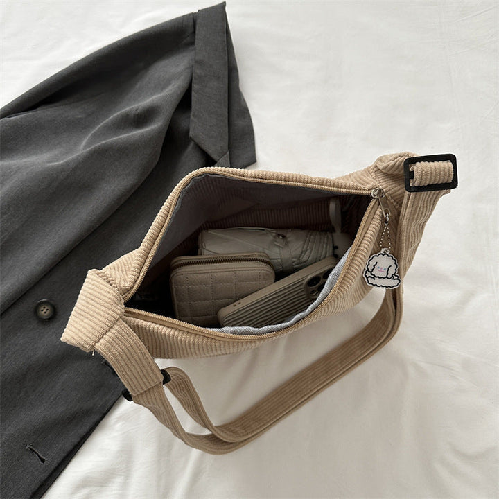 Lässige SandsBerg Handtasche für Damen, farbig mit Anhänger, perfekt als Alltagstasche.