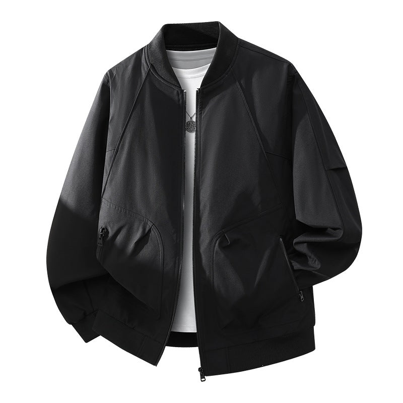 Nahaufnahme des gerippten Kragens und der Bündchen der Herren Bomberjacke, Details einer stilvollen Herrenjacke.
