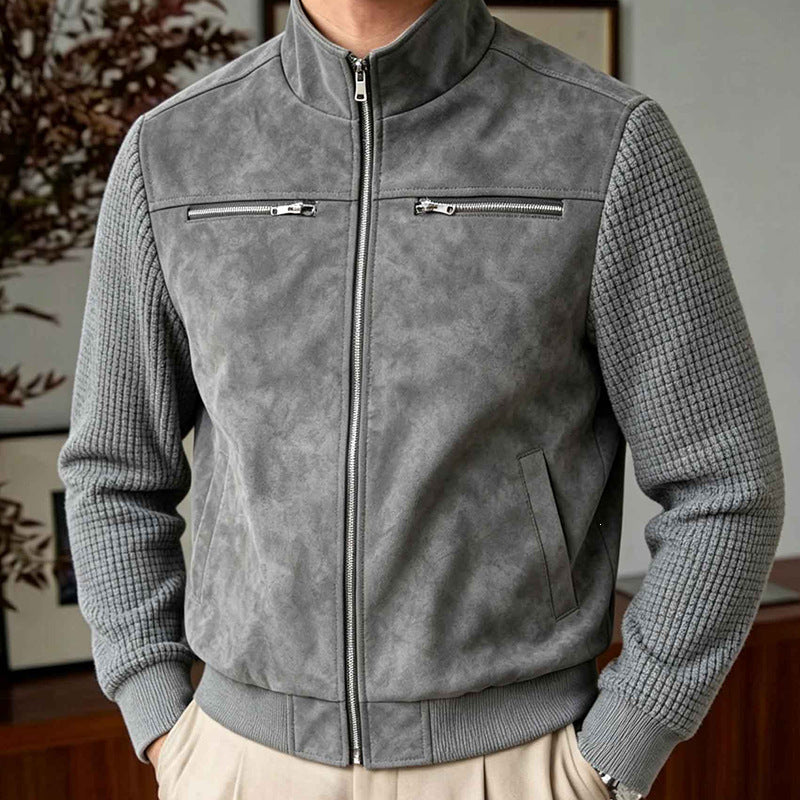Schwarze Herren Biker-Jacke mit markanten Reißverschlüssen und Stehkragen. Moderner urbaner Look.