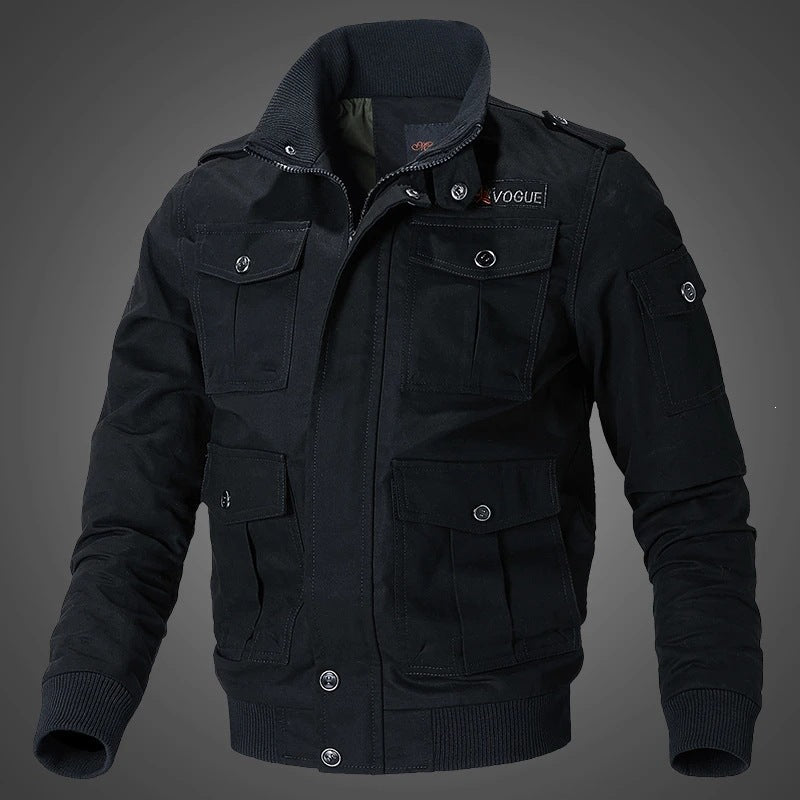 Detailaufnahme: Robuste Herren Militärjacke im Military-Stil. Funktionale Taschen & strapazierfähiges Material.