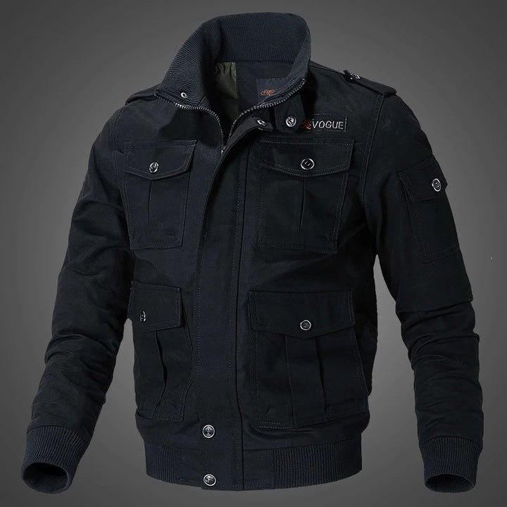 Detailaufnahme: Robuste Herren Militärjacke im Military-Stil. Funktionale Taschen & strapazierfähiges Material.