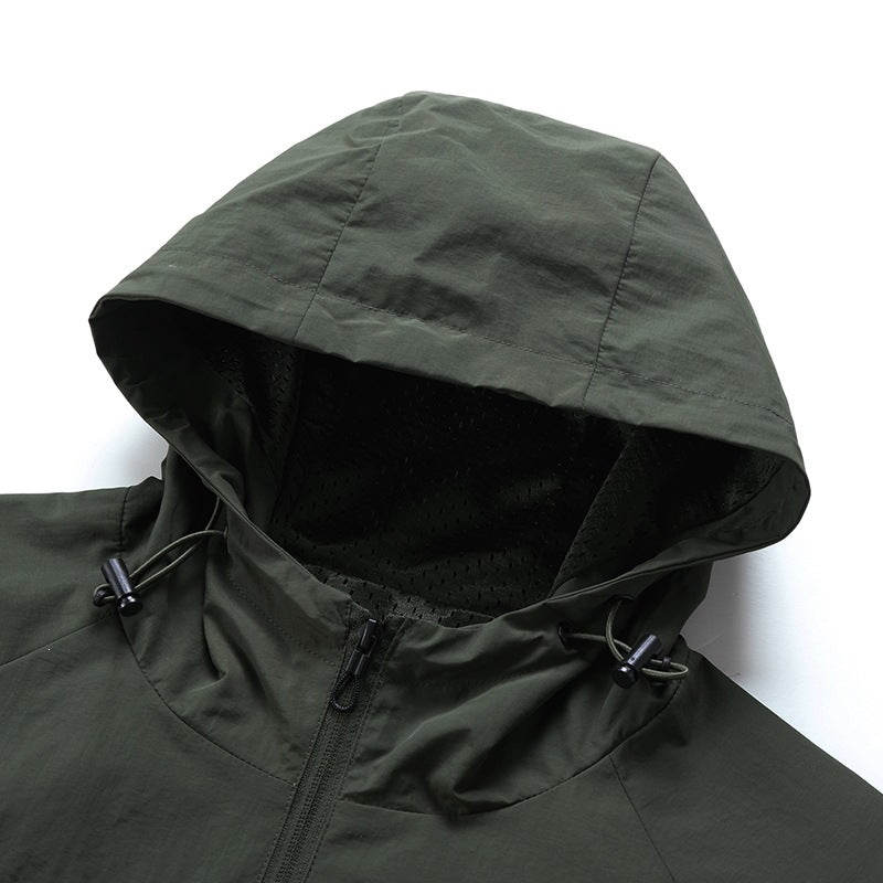 Atmungsaktive Herren Sportjacke mit Kapuze in Schwarz, bequem für Übergangswetter & Reisen.