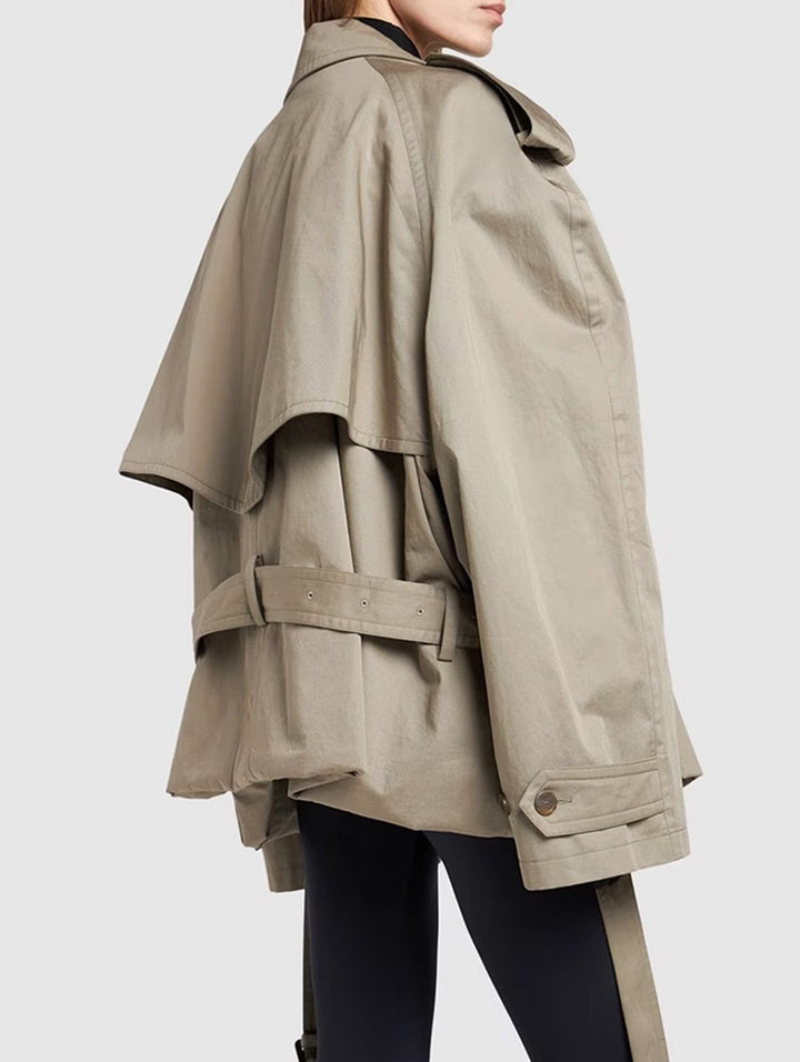 Elegante Damen Trenchjacke, tailliert geschnitten, perfekt für moderne Frühlings- & Herbst-Übergangslooks.