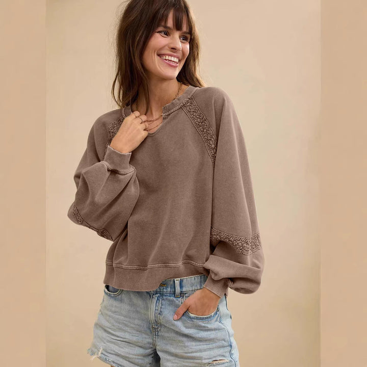 Casual Damen Sweatshirt mit V-Notch Details, Spitze am Ausschnitt & modernen Ballonärmeln.