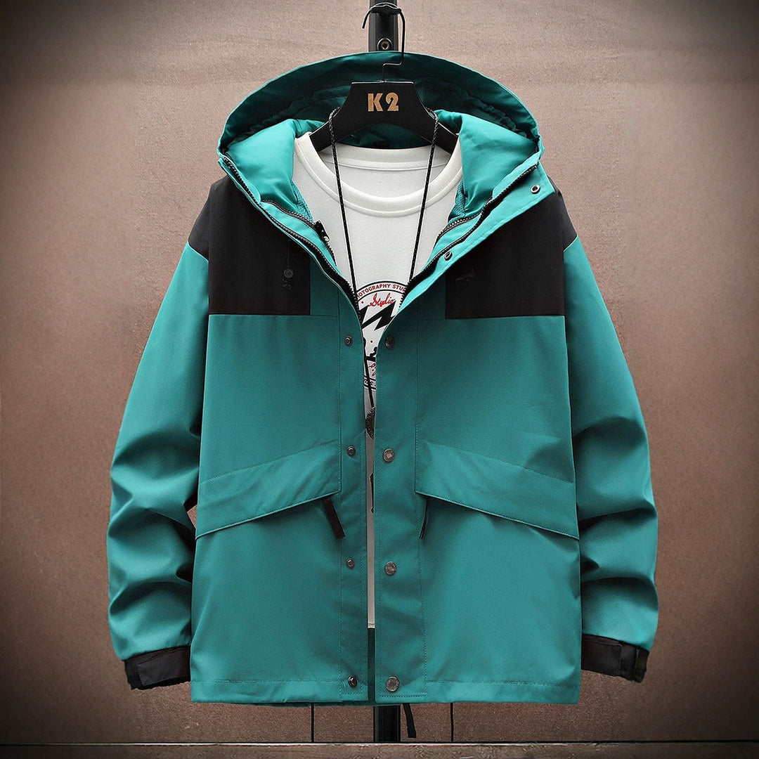 Herren Funktionsjacke mit verstellbarer Kapuze, atmungsaktiv und wasserabweisend für Outdoor-Abenteuer.