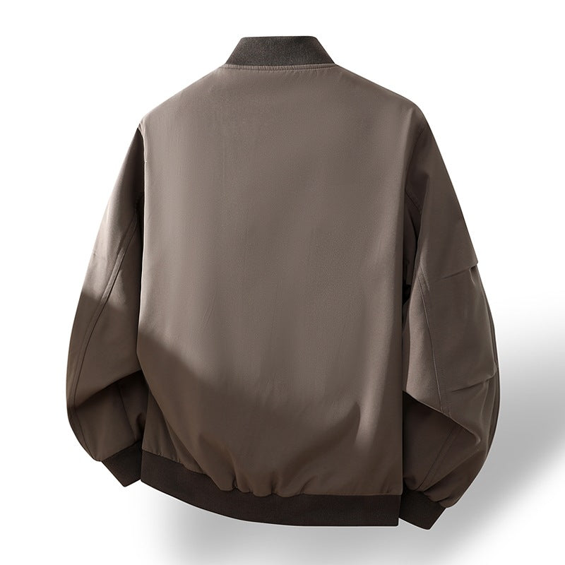 Rückenansicht einer klassischen Herren Bomberjacke, bequem und stilvoll. Eine unverzichtbare Übergangsjacke für jede Jahreszeit.