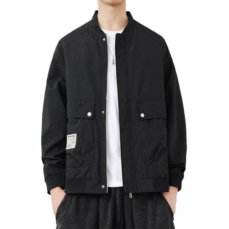 Mann trägt stylische Utilityjacke mit Stehkragen. Moderne Herrenjacke für vielseitige Männeroutfits.