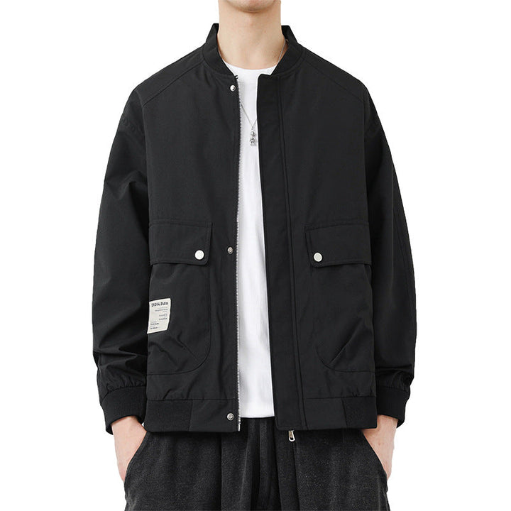 Mann trägt stylische Utilityjacke mit Stehkragen. Moderne Herrenjacke für vielseitige Männeroutfits.