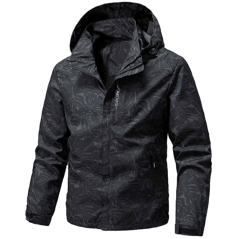 Funktionelle Herren Outdoor-Kapuzenjacke mit modernem Print, leicht, windabweisend & bequem für jede Aktivität.