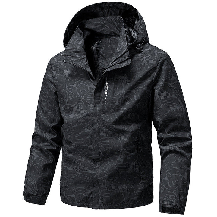 Funktionelle Herren Outdoor-Kapuzenjacke mit modernem Print, leicht, windabweisend & bequem für jede Aktivität.