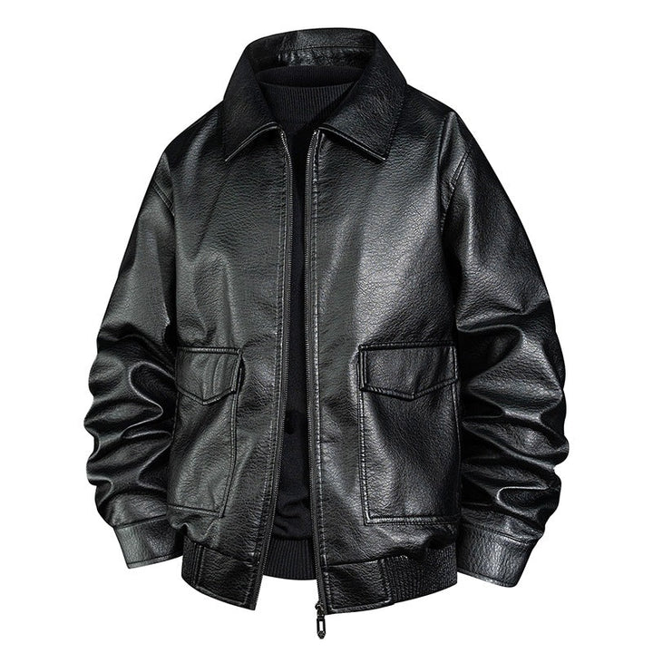 Moderner Mann trägt stylische Übergangsjacke, perfekt für Outdoor-Aktivitäten und Stadtbummel.