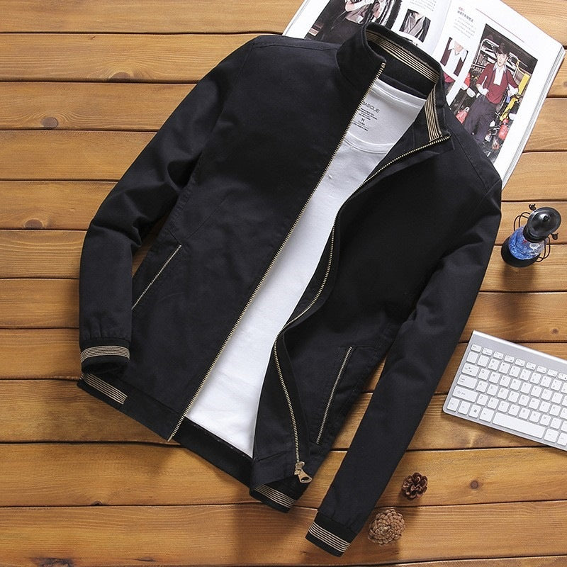 Gepflegte Herren Stehkragenjacke, Braun. Moderne und bequeme Alltagsjacke für Männer.