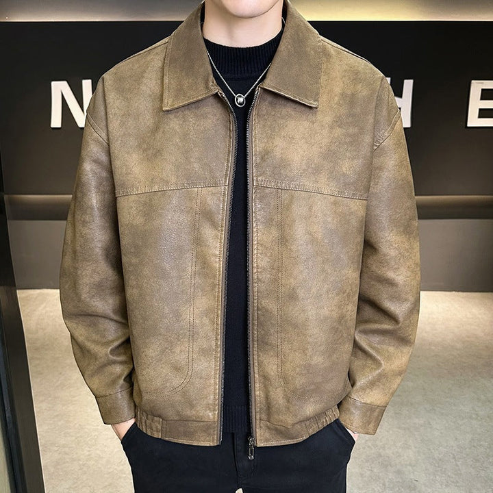 Schlanke Herren Lederlook Jacke, modern und elegant, perfekt für urbane Casual-Styles.