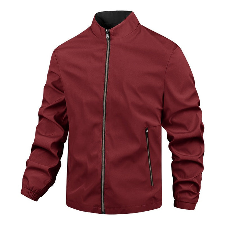 Mann trägt elegante, schwarze Herren Windbreaker Jacke. Bequeme Übergangsjacke für Frühling, Herbst & Alltag.