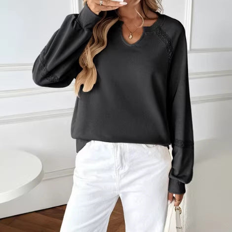 Elegantes Damen Langarm-Sweatshirt mit V-Notch Ausschnitt, Spitzenbesatz und trendigen Ballonärmeln.