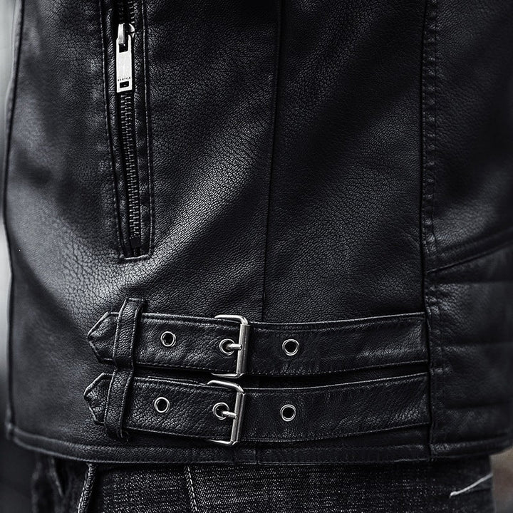 Mann trägt gelbe modische Herren-Bikerjacke, perfekt für Streetwear und urbane Freizeitlooks im Herbst.