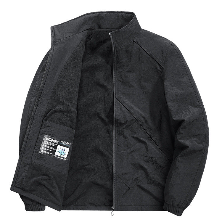 Mann trägt stilvolle, leichte Herren Übergangsjacke, bequemer Schnitt für Freizeit und Alltag.