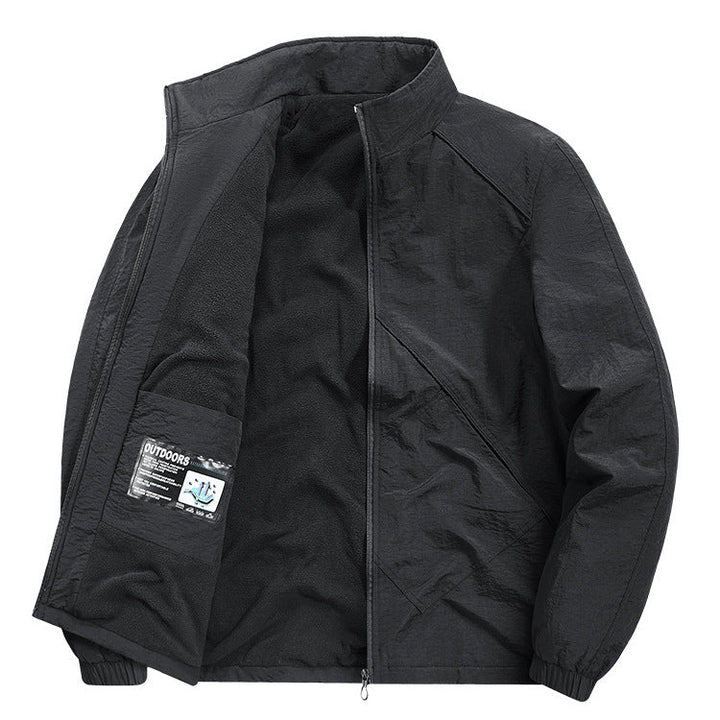 Mann trägt stilvolle, leichte Herren Übergangsjacke, bequemer Schnitt für Freizeit und Alltag.