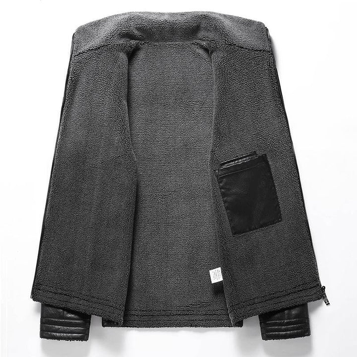 Mann trägt modische, warme Herren Übergangsjacke mit Stehkragen, perfekt für Übergang & Freizeit.