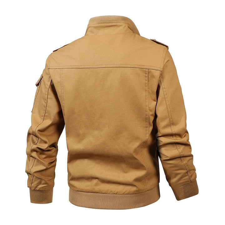 Detailaufnahme robuster Herren Militär Utility Jacke. Strapazierfähiges Material für Outdoor & Freizeit.