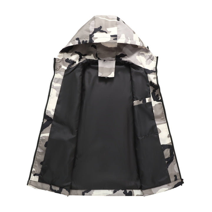 Trendige Herren-Kapuzenjacke mit Camouflage-Muster, leicht und vielseitig für Freizeit und Outdoor.