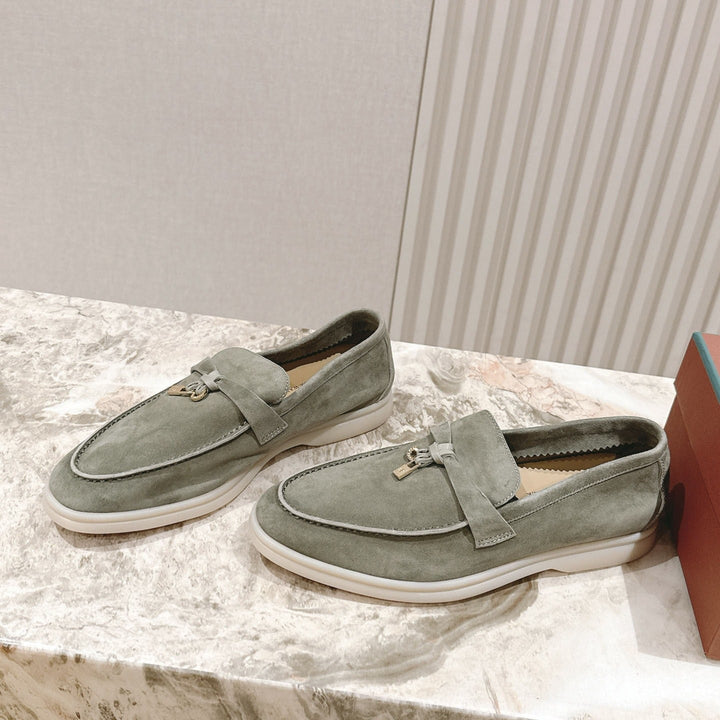 Seitenansicht bequeme Herren Slipper. Modernes Design & optimaler Halt. Vielseitige Komfortschuhe.